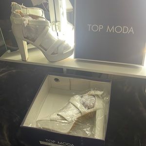 Women’s 8.5 White Heeled sandal, NWT